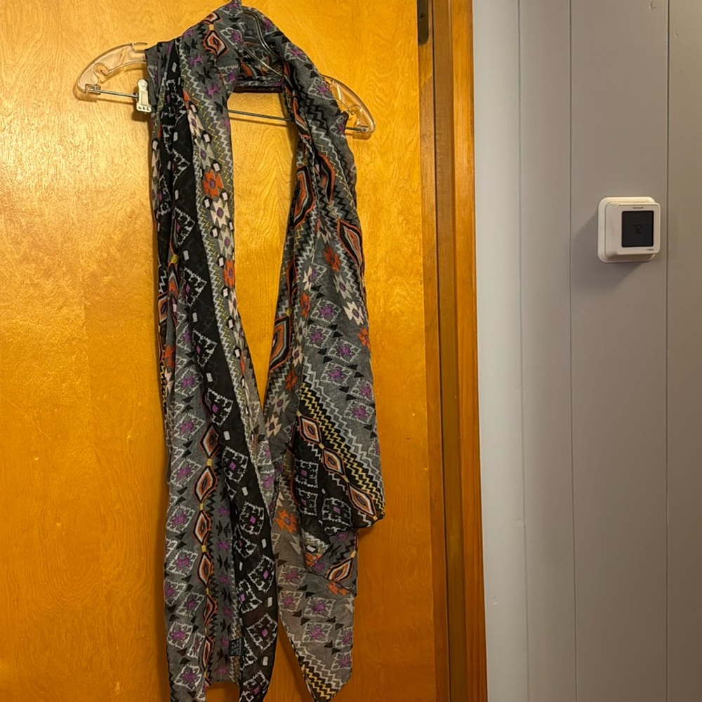 Gray scarf with pattern